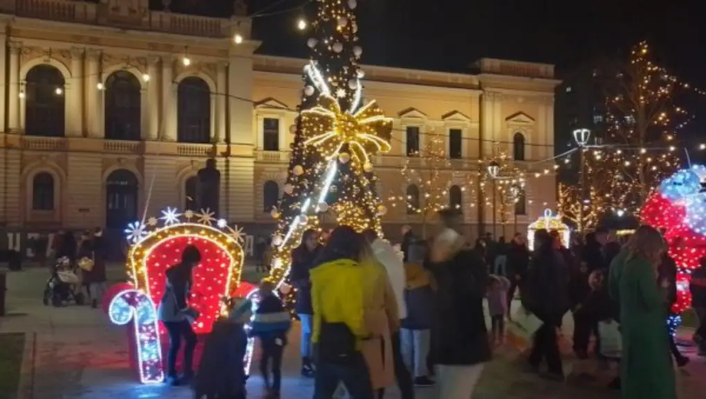 Na Trgu u Kragujevcu policajci u opremi za razbijanje demonstracija, građanin: „Da li čuvaju Karleušu?“