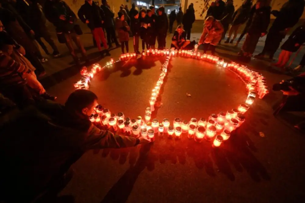 Majke ubijenih devojčica u „Ribnikaru“ pozivaju na paljenje sveća večeras u 19h na Trgu republike zbog tragedije u Zagrebu