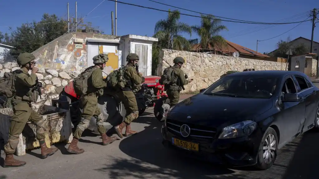 Izrael i Hezbolah razmenjuju vatru, preteći Libanu prekidom vatre