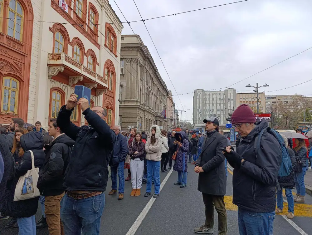 Protest u Gimnaziji „J. J. Zmaj“ u Novom Sadu, studenti blokirali Rektorat u Beogradu