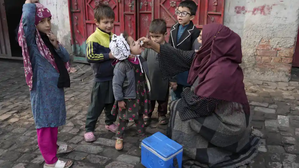 Tri policajca poginula u bombaškom napadu tokom kampanje vakcinacije u Pakistanu