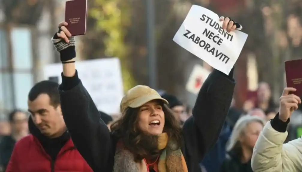 Desetine hiljada studenata protestuje u Beogradu zbog novosadske tragedije