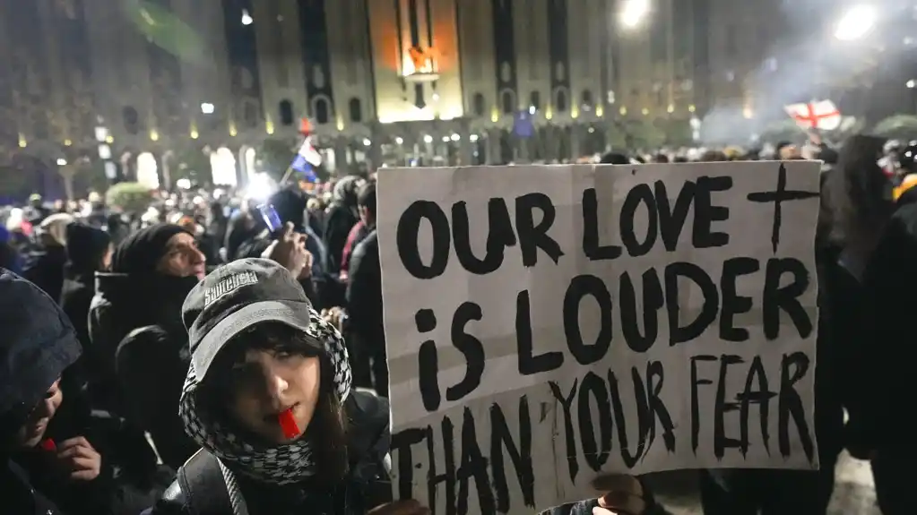 Protesti u Gruziji zbog obustave pregovora o pristupanju EU, sukobi sa policijom i nasilje nad novinarima