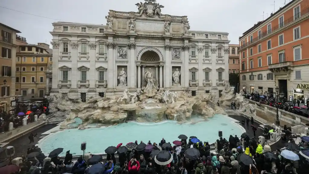 Rimska fontana di Trevi ponovo se otvara nakon renoviranja na vreme za jubilarnu Svetu godinu