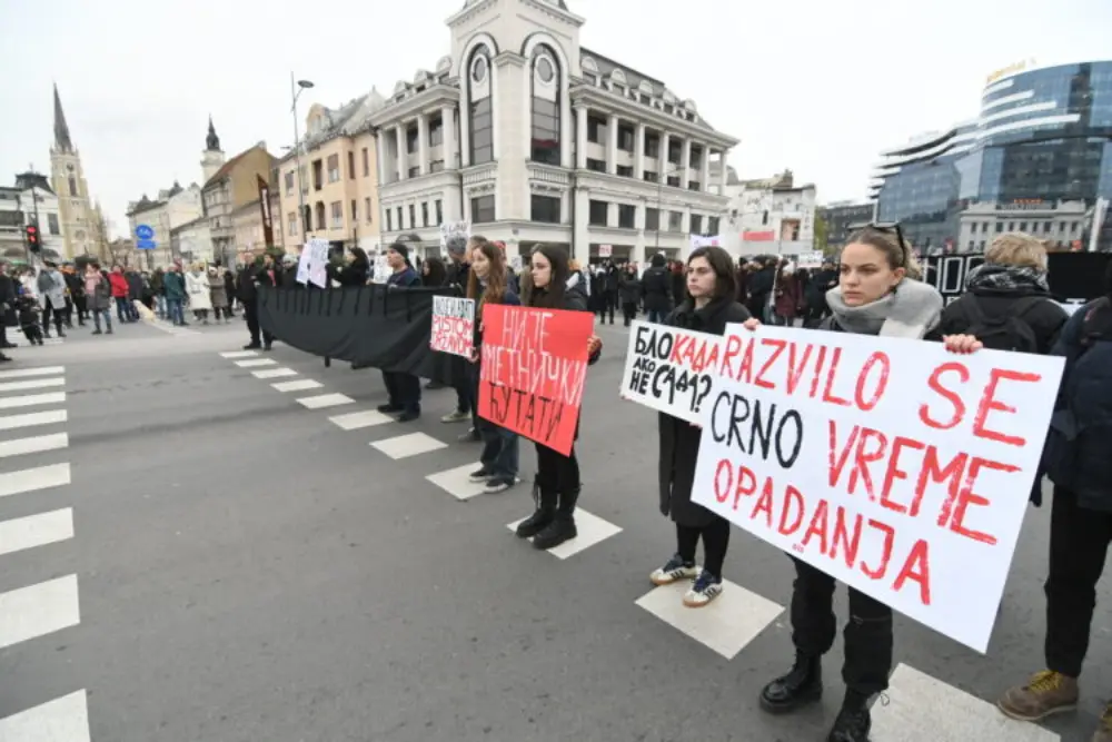 Maturanti Isidorine gimnazije u Novom Sadu pružaju podršku đacima i studentima: Svaki dan odavanje počasti, u petak šetnja