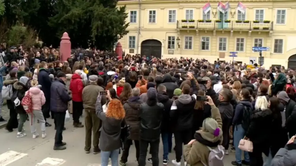 Jovina gimnazija u Novom Sadu od jutros u blokadi: Učenici traže da direktor povuče izvinjenje Vučeviću