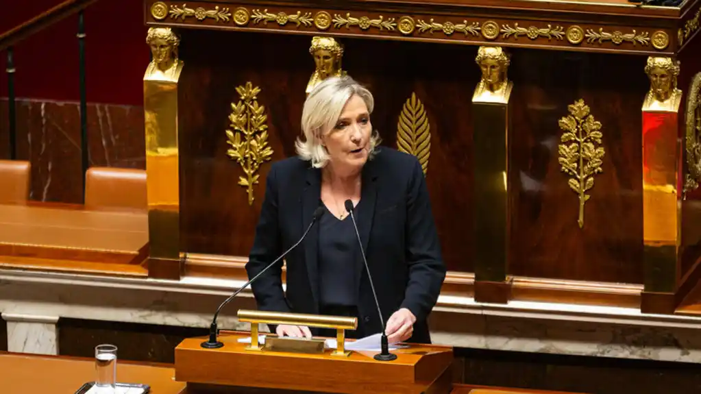 Makron pod pritiskom: Marine Le Pen predviđa prevremene izbore i priprema se za potencijalnu trku za predsednika