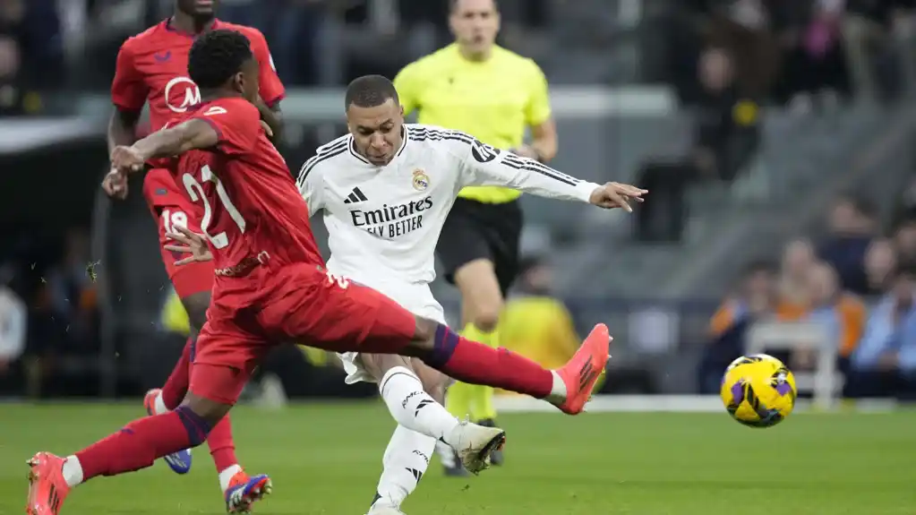 Mbape briljirao, Real Madrid pobedio Sevilju 4-2: Godina završena borbom za vrh La Lige