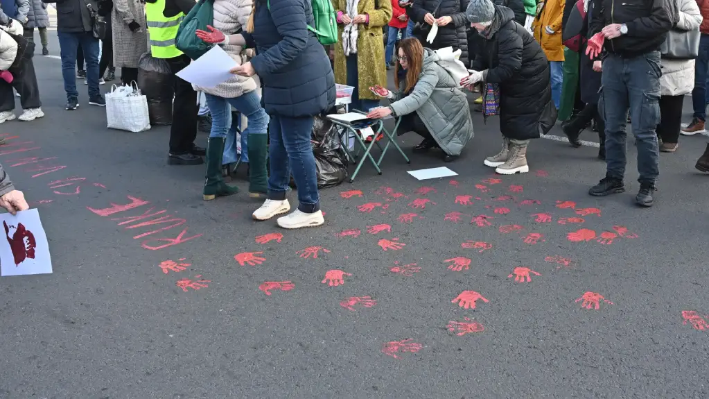 Mesec dana od tragedije u Novom Sadu, protest na Trgu slobode i poruke ispisane crvenom bojom