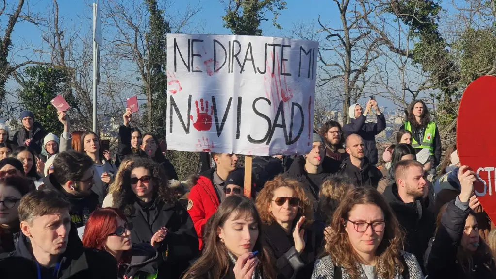 Studenti iz kampusa krenuli ka Skupštini Novog Sada, glasaće po tačkama dnevnog reda