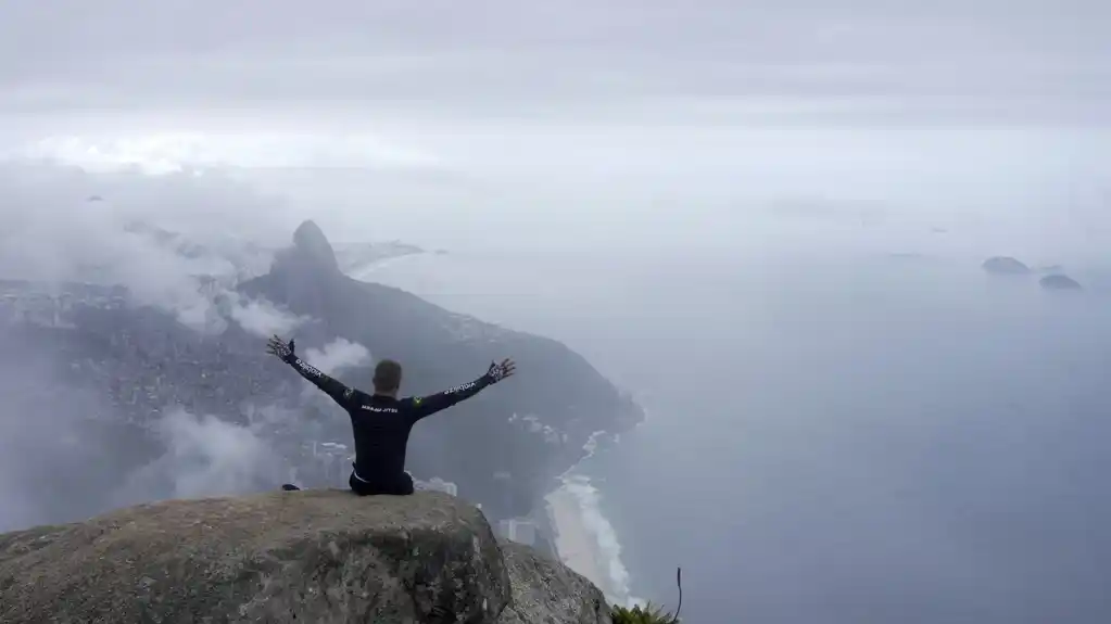 Paraplegičar Ezekiel da Luz uspešno osvojio vrh Pedra da Gavea uz pomoć volontera