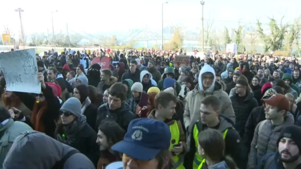 Protest ispred RTV-a: Traži se ostavka Nenada Ćaćića, pročitano i pismo sindikata RTS-a