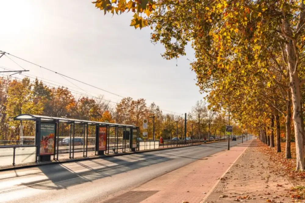 Autobusko stajalište palo jer ga je udario automobil