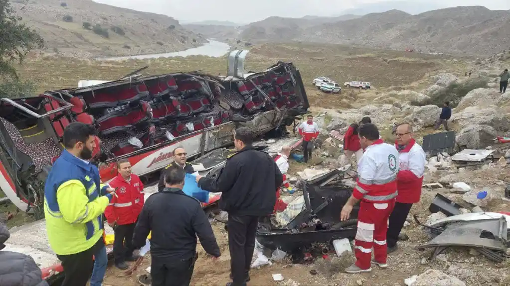 U saobraćajnoj nesreći u udaljenom delu zapadnog Irana poginulo je 9, a 14 povređeno