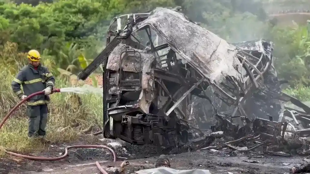 U sudaru putničkog autobusa i kamiona u Brazilu poginulo je 38 ljudi