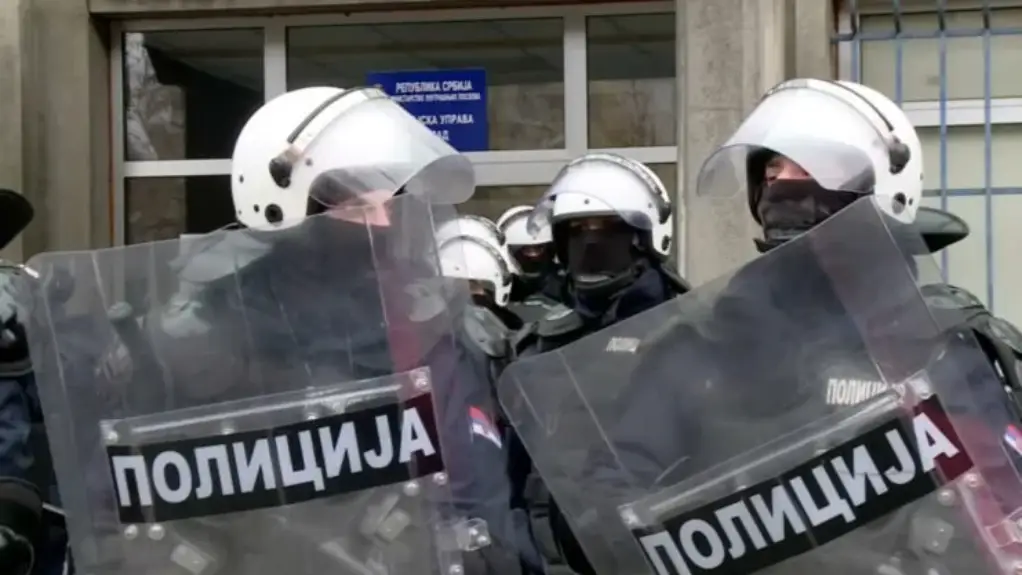 Policija s opremom za razbijanje demonstracija u zgradi RTV-a