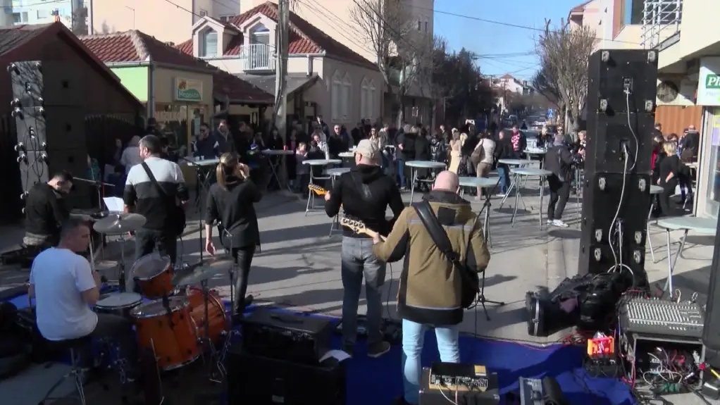 Kragujevac: Porodično druženje u „Rock & roll ulici od srca“