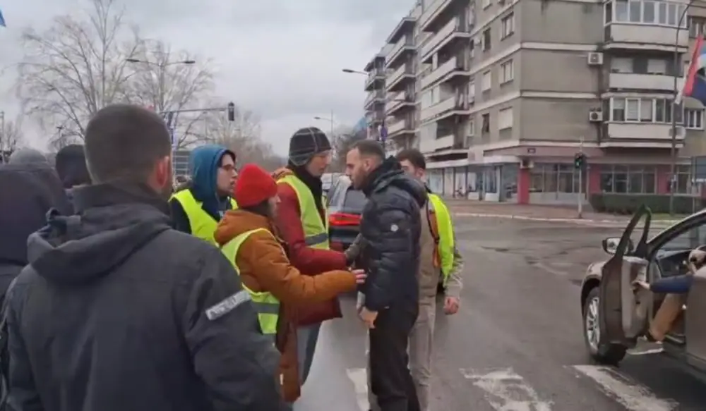 Incident u Novom Sadu: BMW-om probao da probije blokadu, građani pojurili vozača niz ulicu