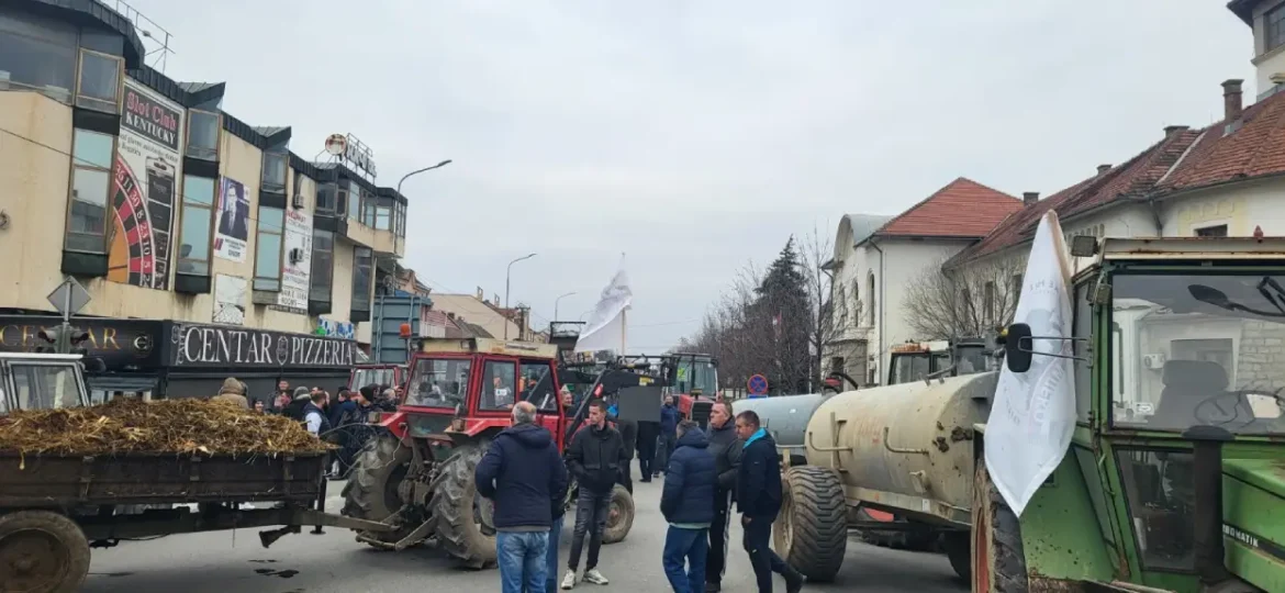 Poljoprivrednici traktorima blokirali centar Bogatića