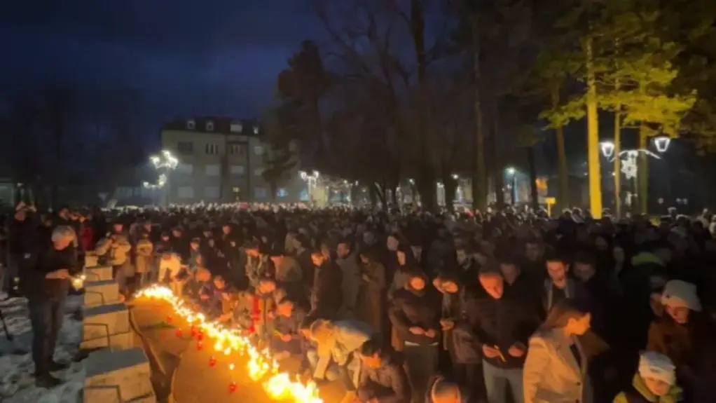 Na Cetinju muk, građani pale sveće i opraštaju se od nastradalih