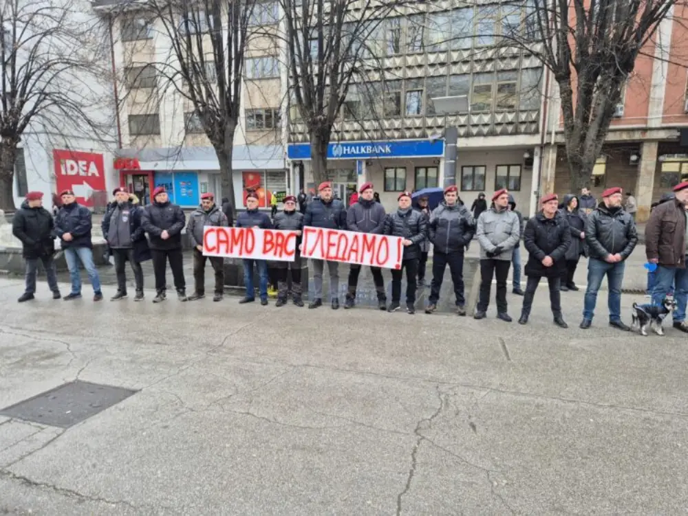 Veterani crvenih beretki na protestu poručili: Samo vas gledamo