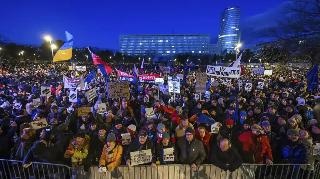 Hiljade ljudi okupilo se širom Slovačke u znak protesta protiv proruske politike premijera