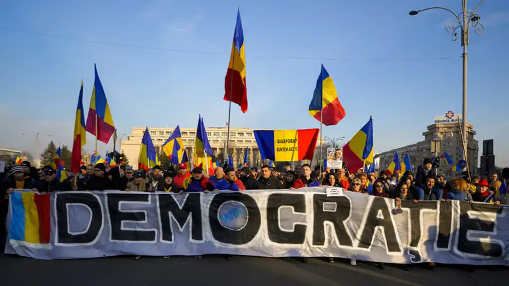 Hiljade ljudi protestuju u glavnom gradu Rumunije protiv državnog udara