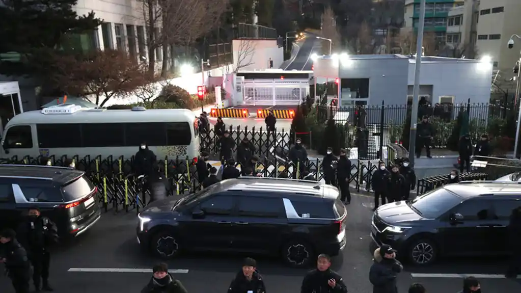 Južnokorejska vojna jedinica blokira policiju da uhapsi opozvanog predsednika