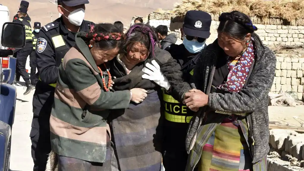 Stižu šatori za preživjele u zemljotresu na visokom, zimskom Tibetu u kojem je poginulo 126