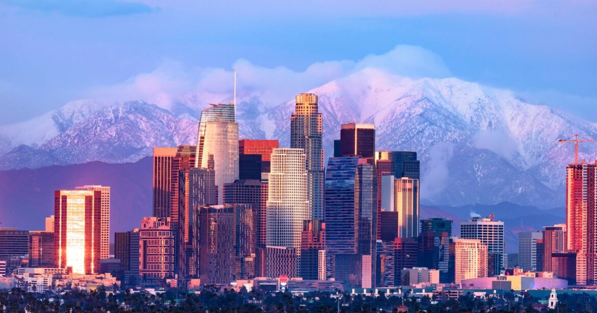 Policijski helikopteri lete duž obale Los Anđelesa, upozoravaju ljude na cunami